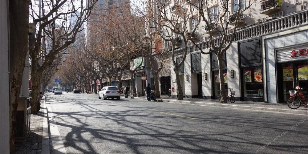上海公路莫名起火（位置曾经是老上海的一个火葬场）(1)_