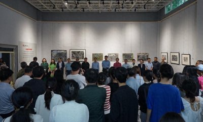 ​“王璇绘画作品展”在信阳师范大学开幕