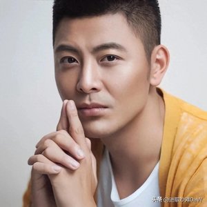 ​吴其江：从服务生逆袭，靠帅脸与实力征服观众的低调实力派。