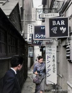 ​1952年，一位日本少妇来到东京小巷的一间叫做“青春接待室”的