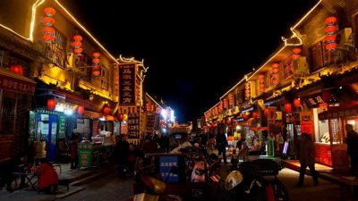 ​洛邑古城位于河南省洛阳市老城区，是集游、玩、吃、住、购于一体