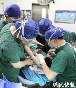 ​医护人员化身“临时爸妈”，萌娃边看动画片边手术