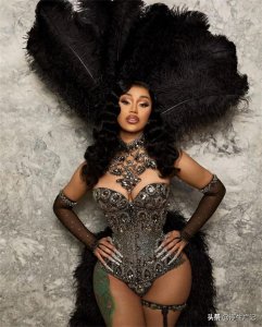 ​身着银黑色紧身胸衣，Cardi B致敬玛丽莲梦露献唱“我想被你爱”