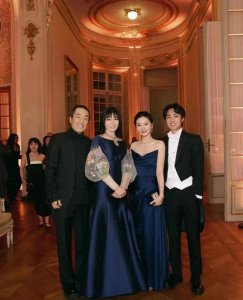 ​张艺谋小女儿18岁巴黎出道，两个女儿为何有不同的人生？