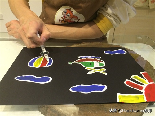 儿童创意美术:沥粉画-跟着线走