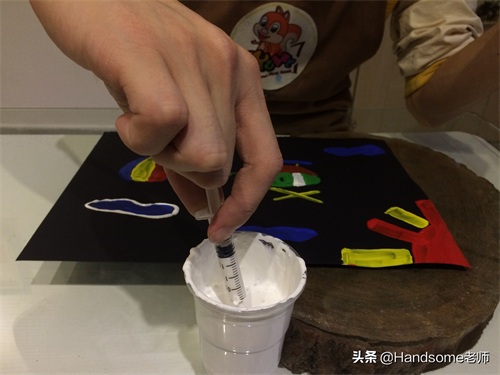 儿童创意美术:沥粉画-跟着线走