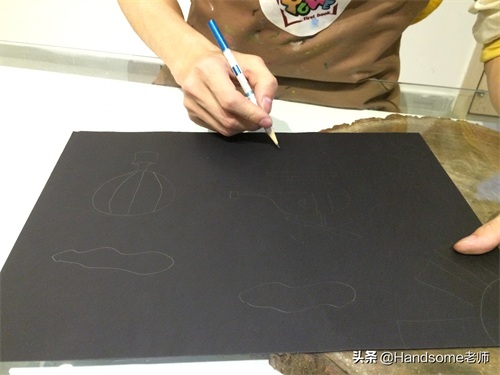 儿童创意美术:沥粉画-跟着线走