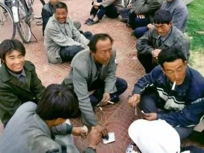 ​现在人感觉不快乐的原因是多方面的，以下是一些常见因素