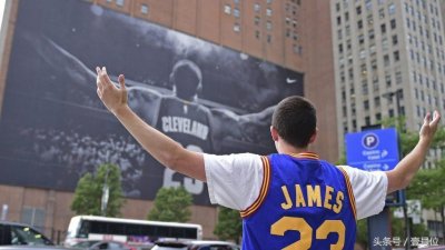 ​詹姆斯的巨型海报成为了克利夫兰记忆中的一部分