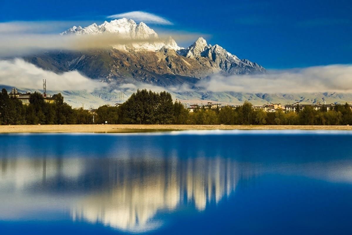 玉龙雪山,位于云南省丽江市境内雪山群