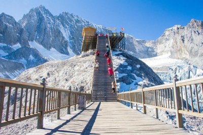 ​玉龙雪山，位于云南省丽江市境内雪山群