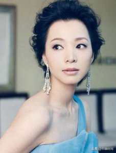 ​44岁著名主持人董卿，真的老了，台前幕后判若两人